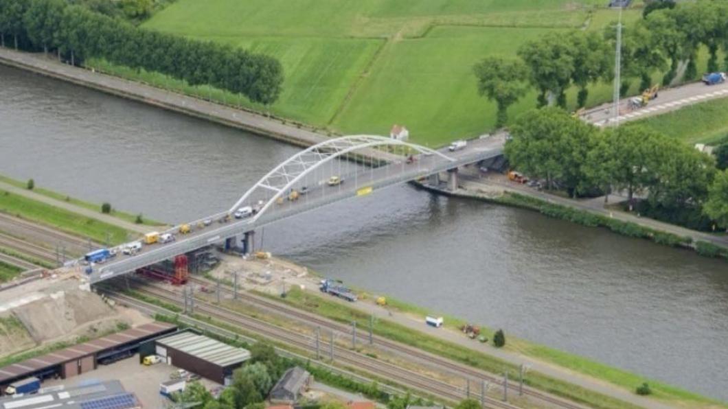 Nieuwe brug over Amsterdam Rijnkanaal bij Loenersloot (2013) Nieuwe brug over Amsterdam Rijnkanaal bij Loenersloot (2013)