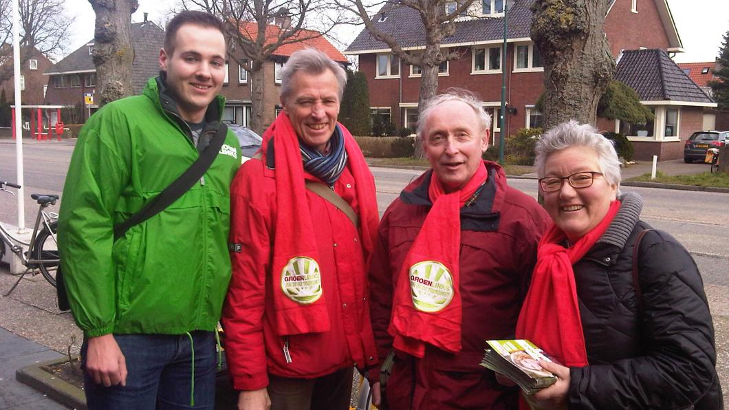 Pieter, Piet, Andre en Irma huis aan huis in Loenen