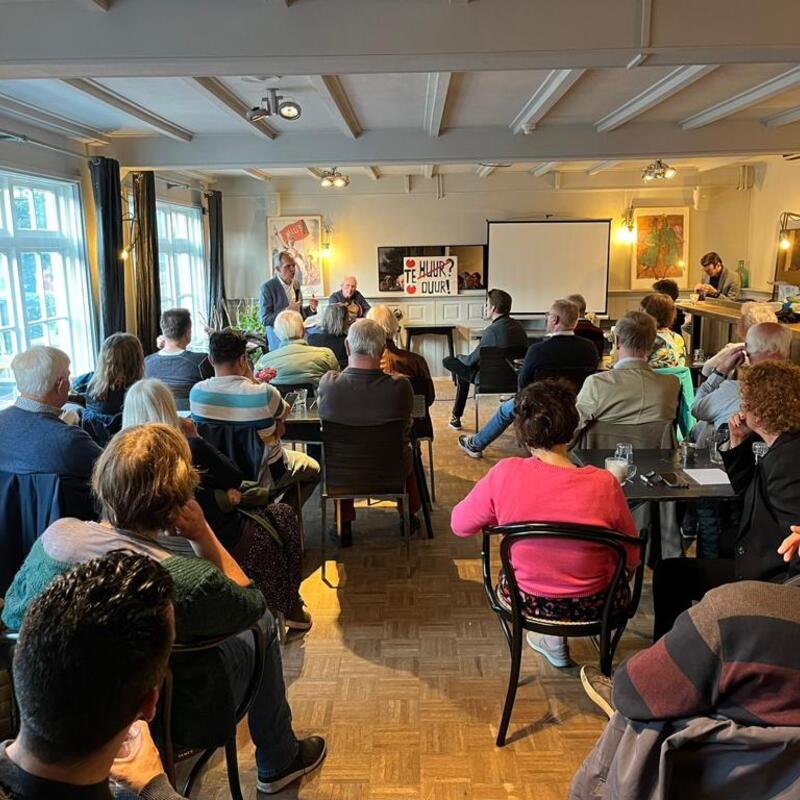 Foto van achter in de zaal