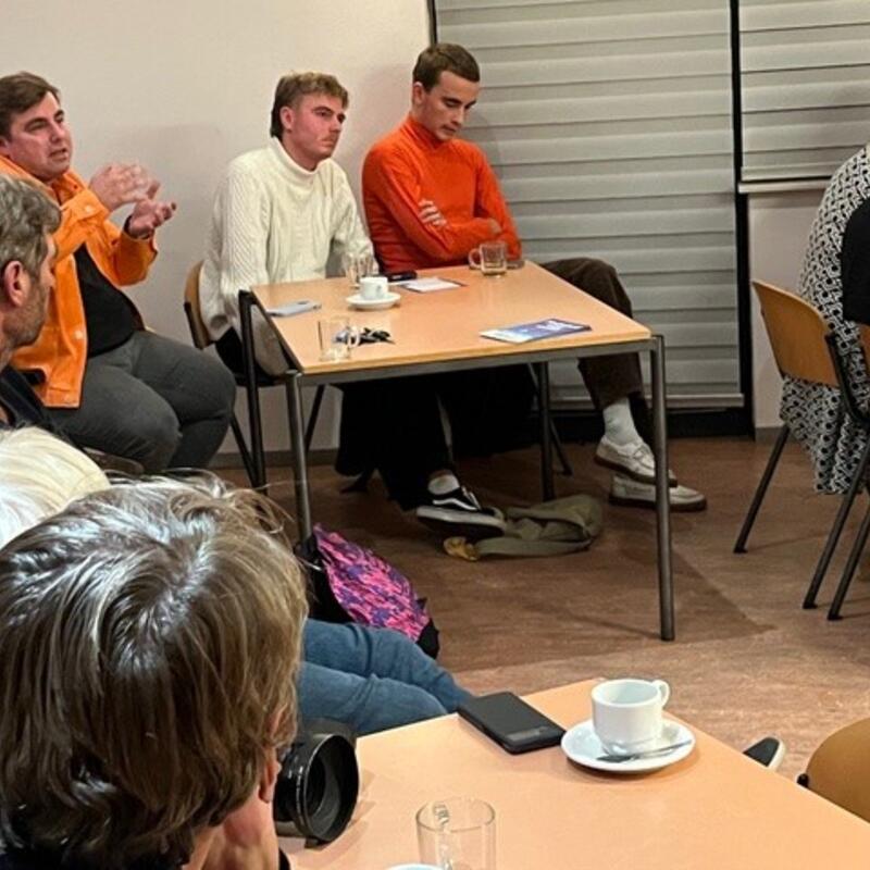 Zaal achterin met jongere kiezers/leden